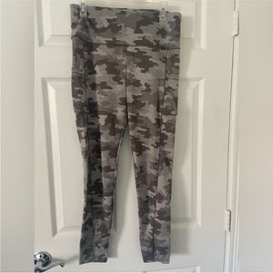 Gray Camo Athletic Leggings‎ With Pockets Size XL